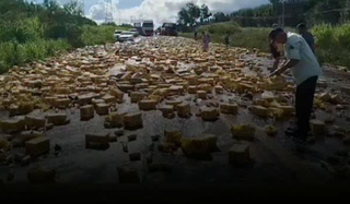 Carreta com carga de cerveja tomba na BR-262 e provoca confus&atilde;o 