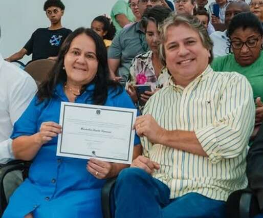 Deputado levanta bola de esposa que investiu no futebol