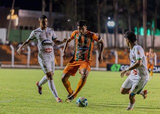 Torcida lota pra&ccedil;a, acompanha em tel&atilde;o e celebra classifica&ccedil;&atilde;o do Bataguassu