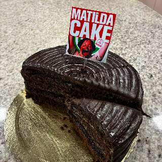 Doceria vende fatia gigante do bolo de chocolate famoso no filme Matilda