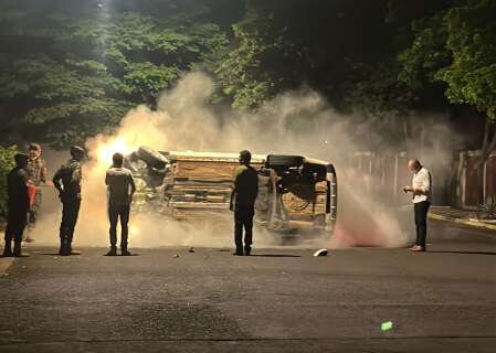 Motorista perde controle e carro tomba ap&oacute;s bater em &aacute;rvore no Bairro Amambai