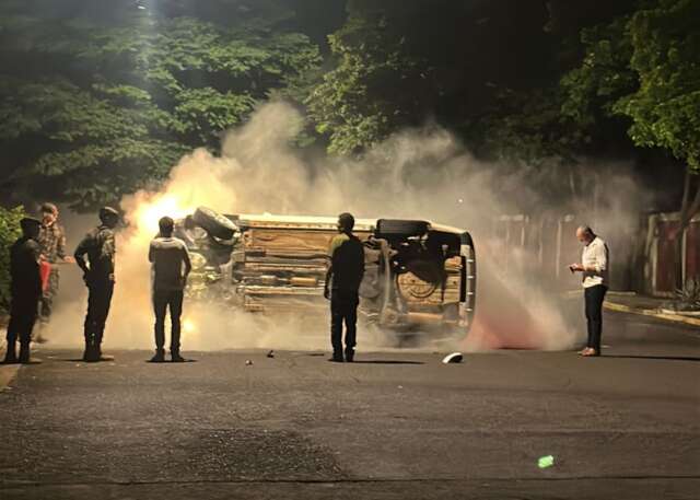 Motorista perde controle e carro tomba ap&oacute;s bater em &aacute;rvore no Bairro Amambai