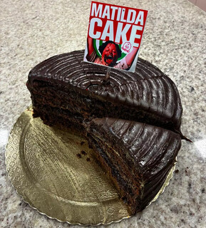 Chocolatudo, doceria tem bolo &ldquo;Matilda&rdquo; gigante que lembra filme da inf&acirc;ncia