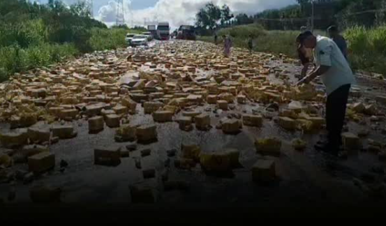 Carreta com carga de cerveja tomba na BR-262 e provoca confusão