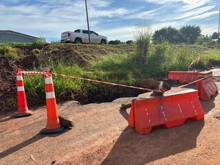 Eros&otilde;es exp&otilde;em tubula&ccedil;&otilde;es e afetam seguran&ccedil;a em avenida movimentada
