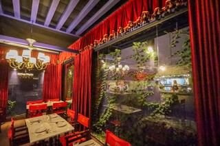 Casa de 1954 vira restaurante inspirado em cabar&eacute; franc&ecirc;s