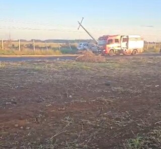 SUV fica com a frente destruída ao bater em poste na Av. Wilson Paes de Barros