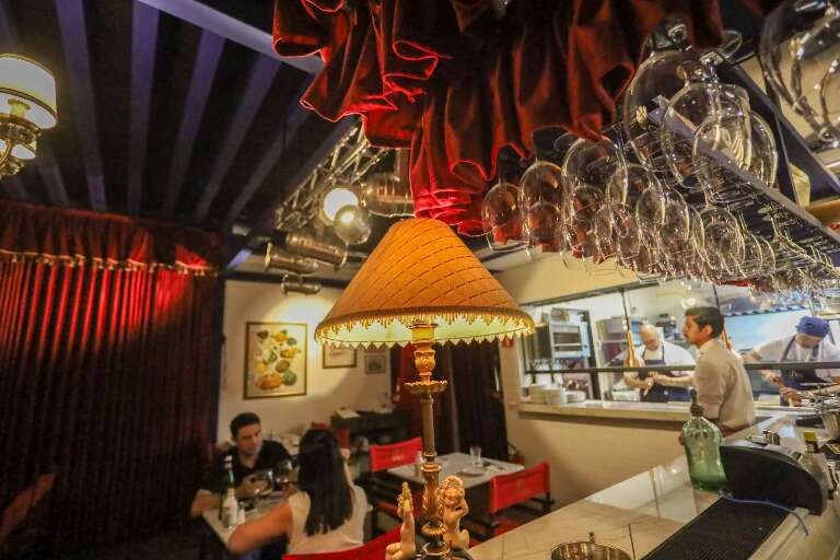 Casa de 1954 vira restaurante inspirado em cabaré francês