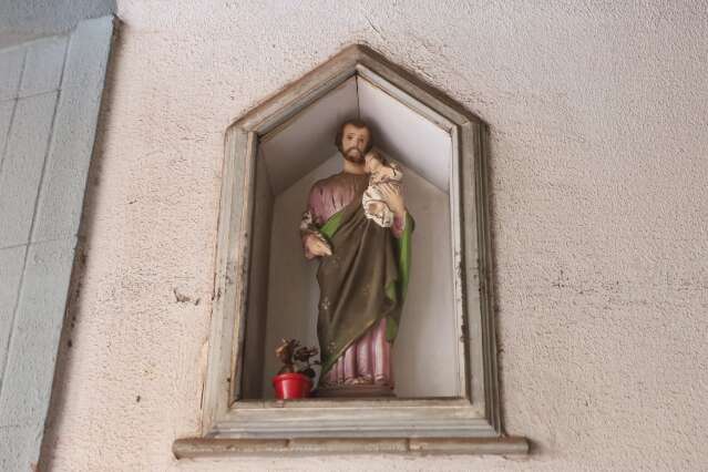 Santo escondido protege pr&eacute;dio desocupado na Avenida Cal&oacute;geras 