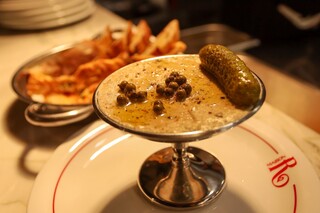 Casa de 1954 vira restaurante inspirado em cabar&eacute; franc&ecirc;s