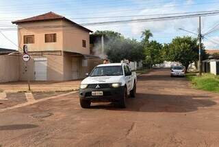 Quando o fumac&ecirc; passa, o recado &eacute; claro: o mosquito ainda est&aacute; por perto