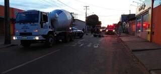 Motociclista derrapa em quebra-molas e &eacute; atingido por caminh&atilde;o de concreto