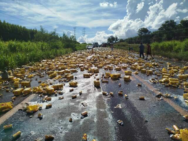 Carreta com carga de cerveja tomba na BR-262 e provoca confus&atilde;o 