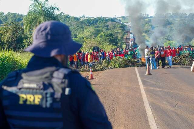 Sem-terra pedem presidente nacional do Incra para liberar BR-163