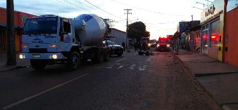 Motociclista derrapa em quebra-molas e &eacute; atingido por caminh&atilde;o de concreto