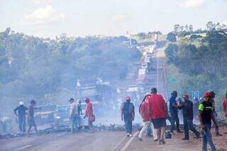 Ap&oacute;s quase 6 horas de bloqueio, sem-terra liberam BR-163