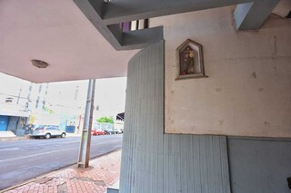 Santo escondido protege pr&eacute;dio desocupado na Avenida Cal&oacute;geras 