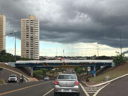 Fim de semana ser&aacute; de tempo abafado e chuva irregular em MS 