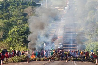 Movimento Sem-Terra bloqueia BR-163 em Campo Grande