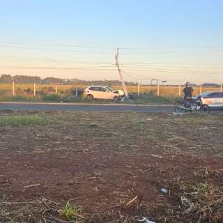 SUV fica com a frente destru&iacute;da ao bater em poste na Av. Wilson Paes de Barros