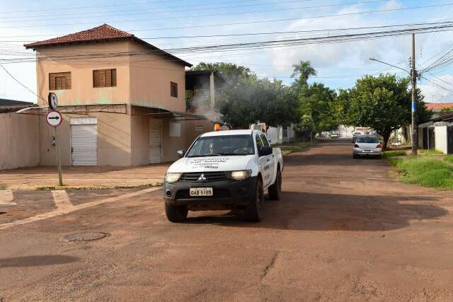 Quando o fumac&ecirc; passa, o recado &eacute; claro: o mosquito ainda est&aacute; por perto