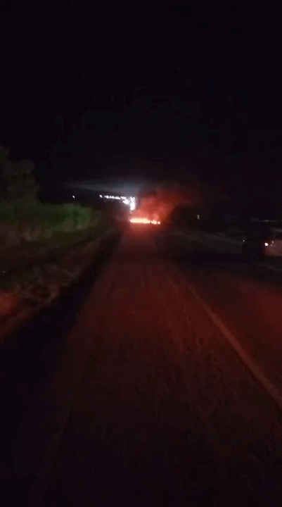 Grupo queima objetos e fecha rodovia em protesto nesta sexta-feira