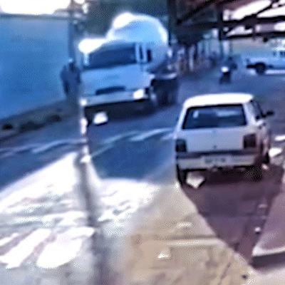 Motociclista derrapa em quebra-molas e &eacute; atingido por caminh&atilde;o de concreto