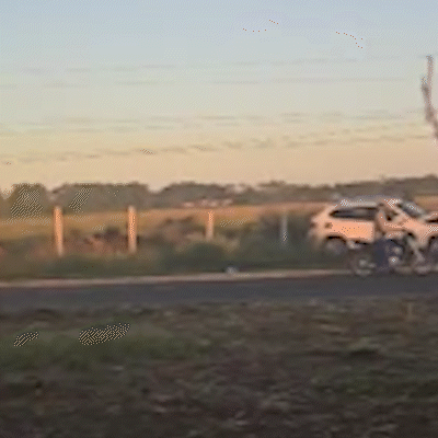 SUV fica com a frente destru&iacute;da ao bater em poste na Av. Wilson Paes de Barros