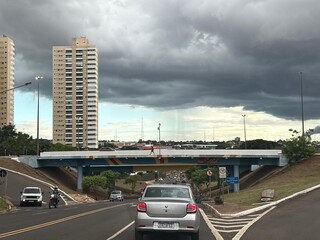 Fim de semana ser&aacute; de tempo abafado e chuva irregular em MS 