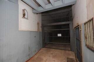 Santo escondido protege pr&eacute;dio desocupado na Avenida Cal&oacute;geras 