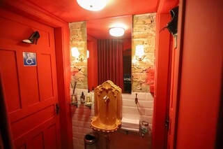 Casa de 1954 vira restaurante inspirado em cabar&eacute; franc&ecirc;s