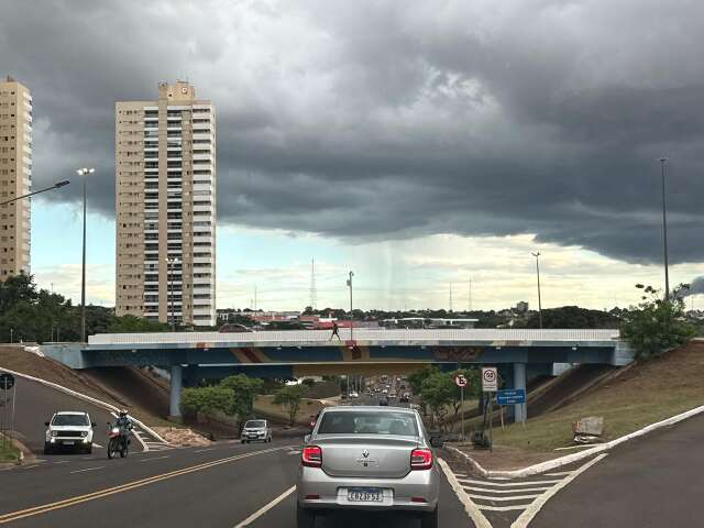 Fim de semana ser&aacute; de tempo abafado e chuva irregular em MS 