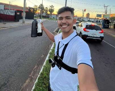 Mec&acirc;nico acredita na honestidade e libera caf&eacute; fiado no sem&aacute;foro