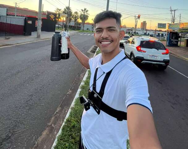 Mec&acirc;nico acredita na honestidade e libera caf&eacute; fiado no sem&aacute;foro