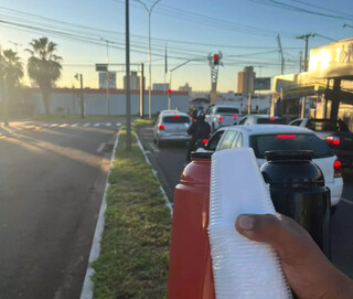 Mec&acirc;nico acredita na honestidade e libera caf&eacute; fiado no sem&aacute;foro