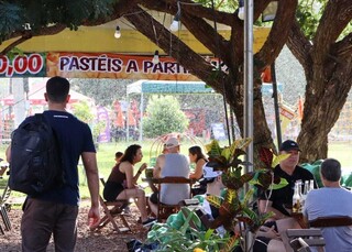 Poder público é omisso e desordem reina na porta do principal parque da Capital Poder público é omisso e desordem reina na porta do principal parque da Capital
