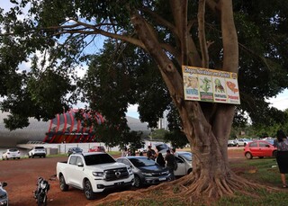 Poder público é omisso e desordem reina na porta do principal parque da Capital Poder público é omisso e desordem reina na porta do principal parque da Capital