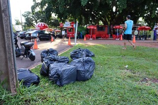 Poder público é omisso e desordem reina na porta do principal parque da Capital Poder público é omisso e desordem reina na porta do principal parque da Capital