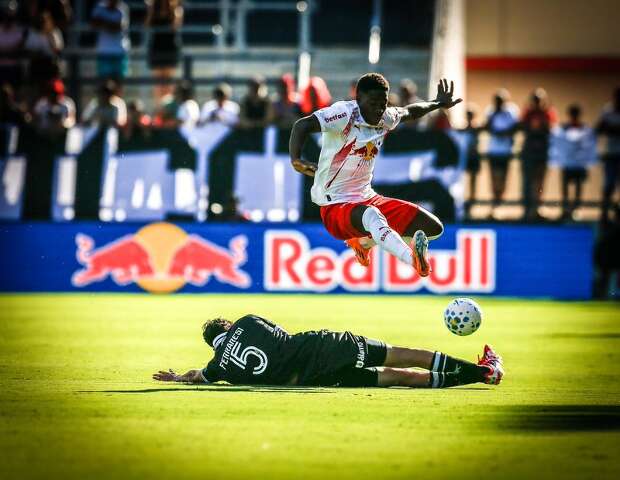 Botafogo vence Bragantino com p&ecirc;nalti pol&ecirc;mico e deixa Z4 no Brasileir&atilde;o