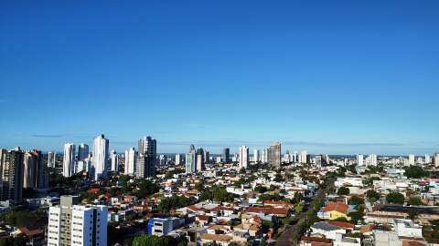 Domingo ser&aacute; de calor intenso e pancadas de chuva isoladas