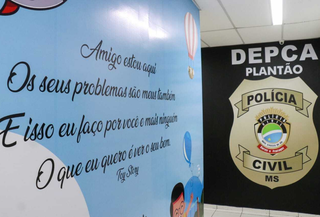 Mãe deixa filha com vizinha e criança é encontrada sozinha na rua Mãe deixa filha com vizinha e criança é encontrada sozinha na rua