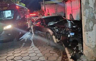Motorista de 39 anos morre horas após bater carro contra poste Motorista de 39 anos morre horas após bater carro contra poste
