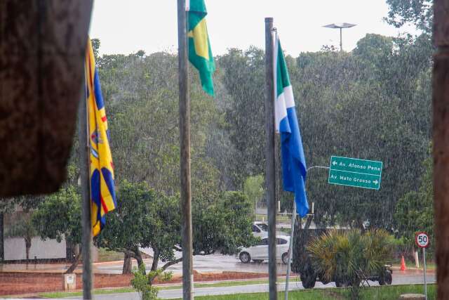 Chuva atinge pontos da Capital, que est&aacute; sob alerta amarelo