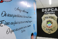 Mãe deixa filha com vizinha e criança é encontrada sozinha na rua