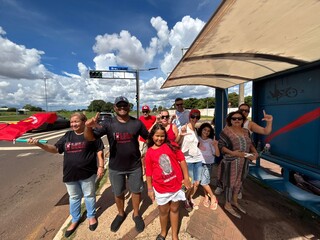 Apoiadores esperam para ver Lula em avenida e no aeroporto da Capital