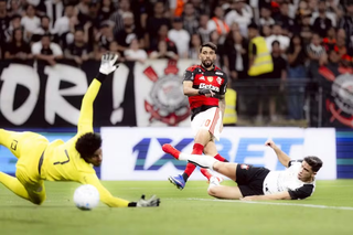 Flamengo arranca empate contra Corinthians e mant&eacute;m invencibilidade