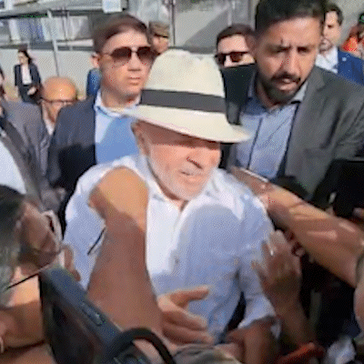 Lula desce do carro e abra&ccedil;a apoiadores ao desembarcar na Capital para COP15