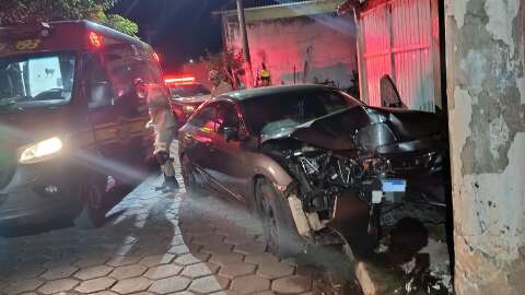 Motorista de 39 anos morre horas ap&oacute;s bater carro contra poste