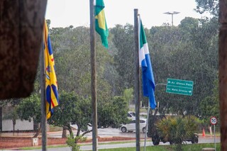Chuva atinge pontos da Capital, que est&aacute; sob alerta amarelo