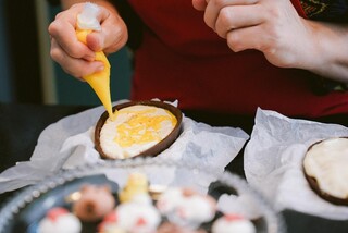 Russa que escolheu MS para viver faz ovos de P&aacute;scoa com matrioska
